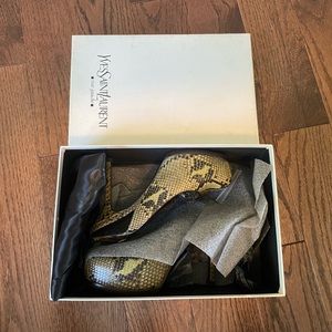 Yves Saint Laurent Vitello Vernice pump